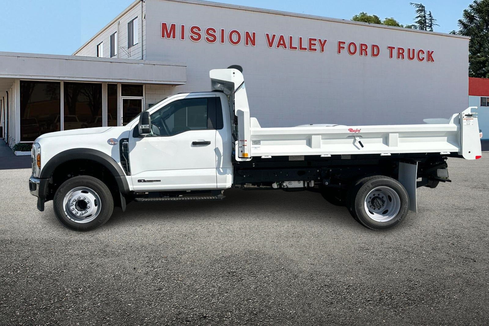 2025 Ford F-550SD DRW 2D Standard 2/3 Yard Dump