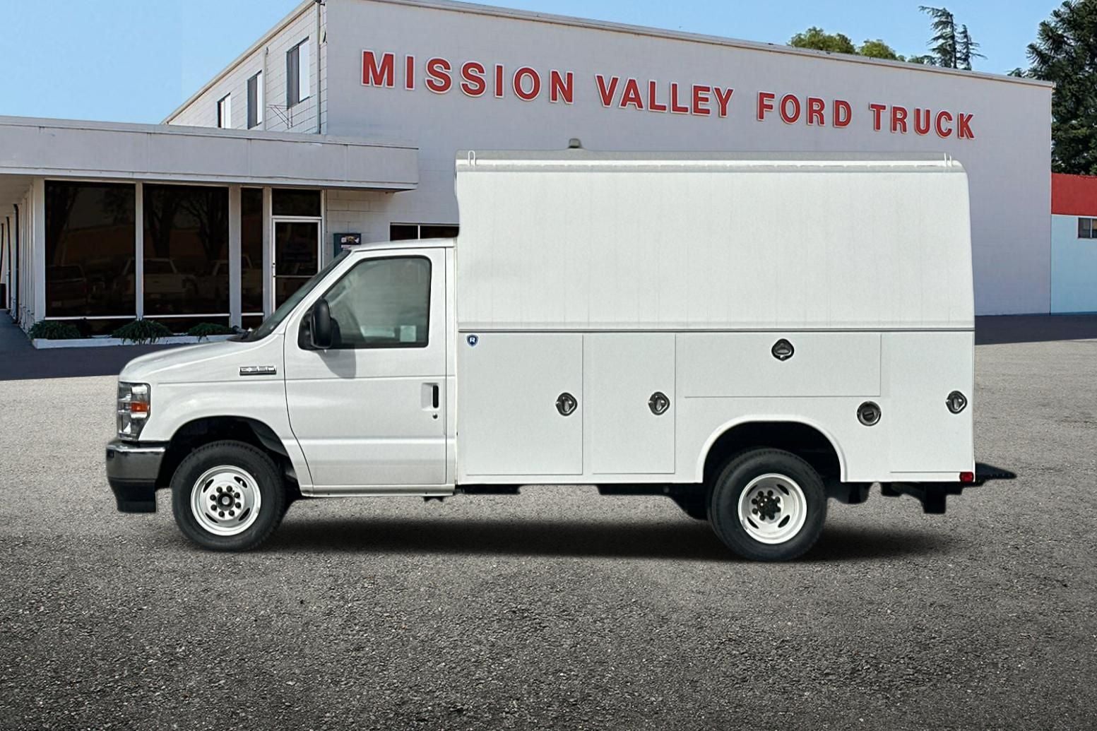 2026 Ford E-350SD Base Cutaway HR Royal KUV
