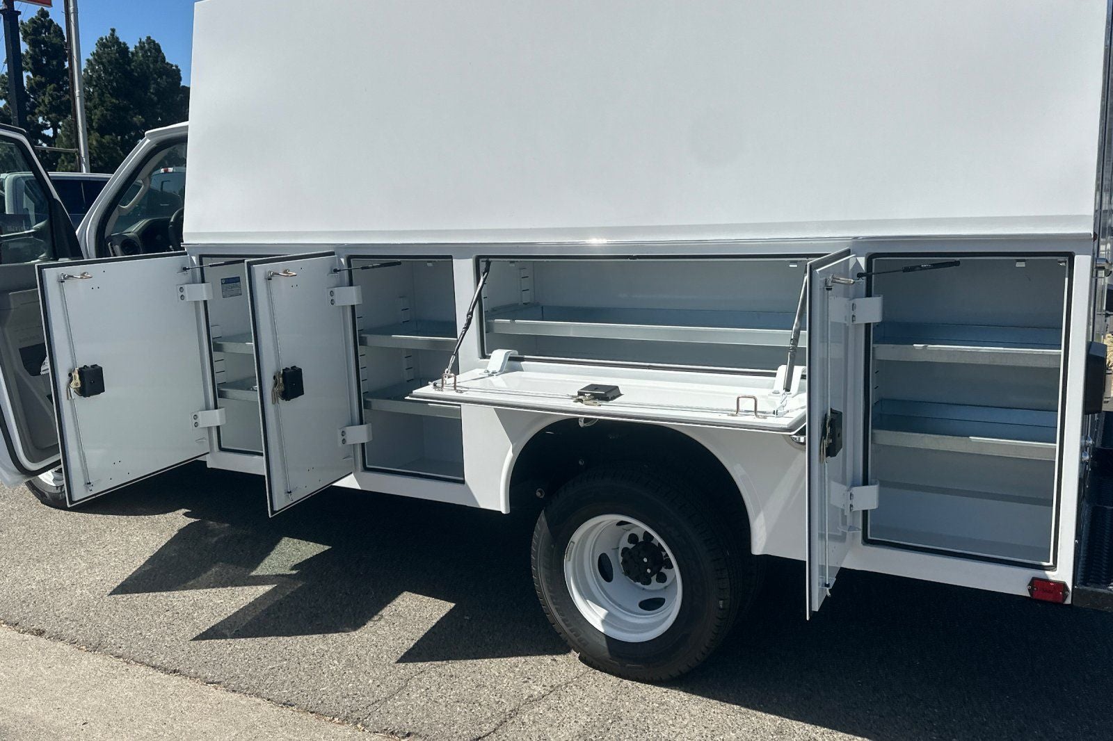 2026 Ford E-350SD Base Cutaway Royal KUV HR
