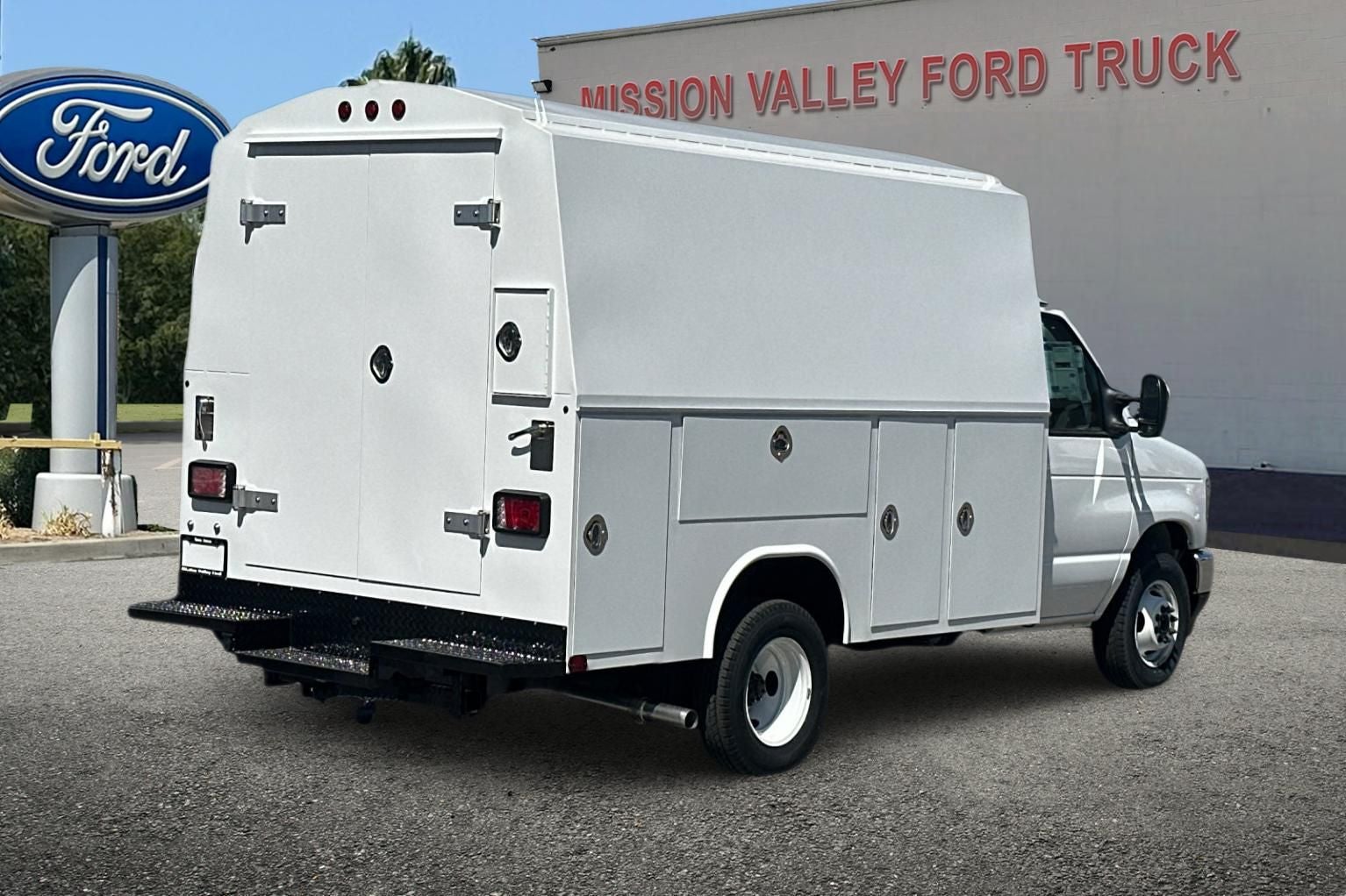 2026 Ford E-350SD Base Cutaway Royal KUV HR