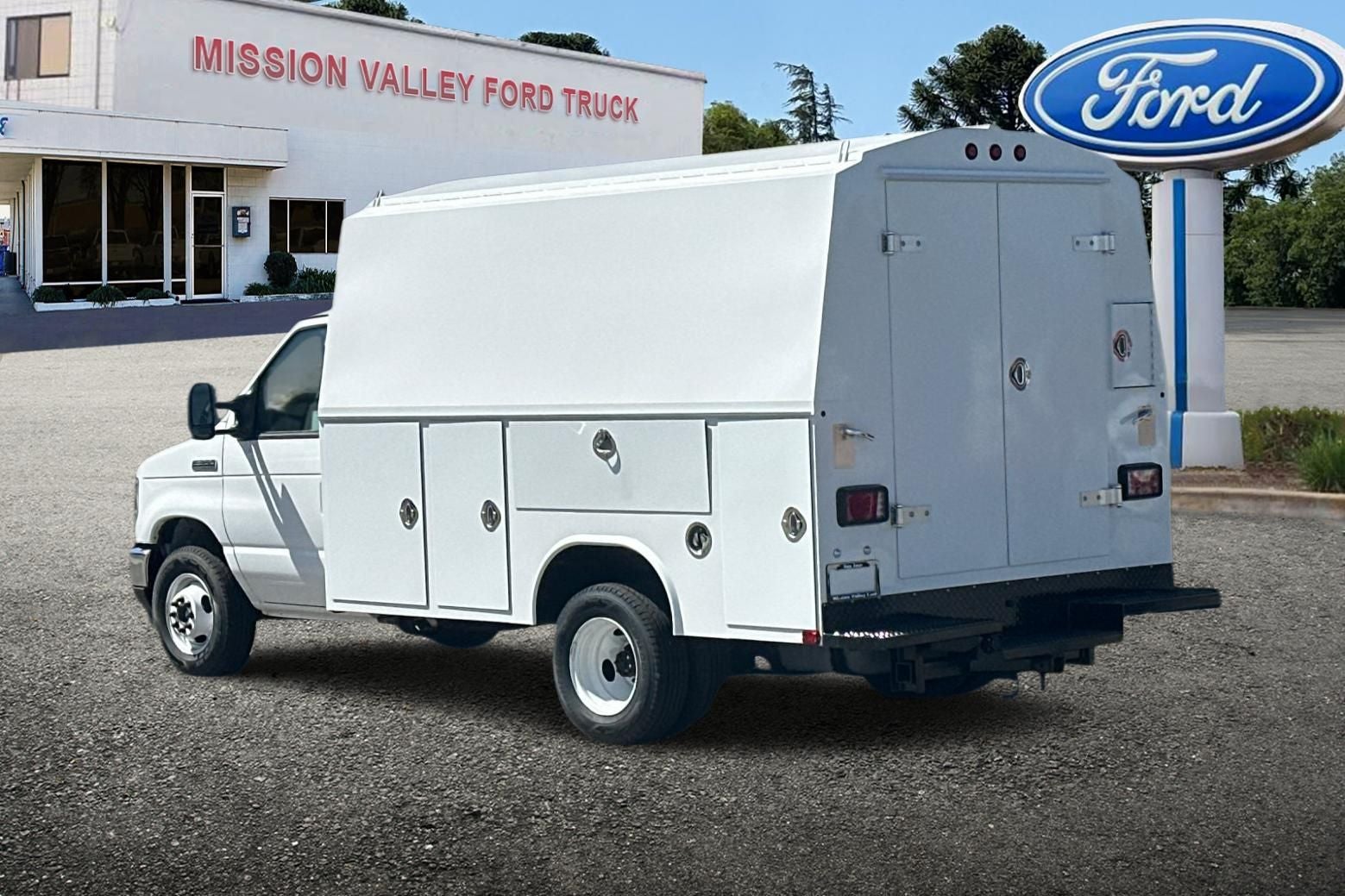 2026 Ford E-350SD Base Cutaway Royal KUV HR