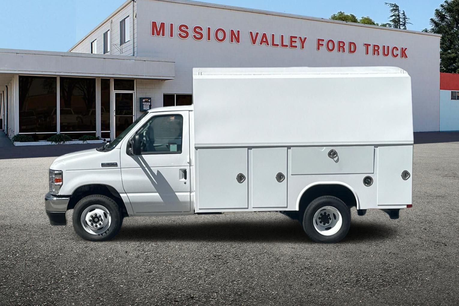 2026 Ford E-350SD Base Cutaway Royal KUV HR