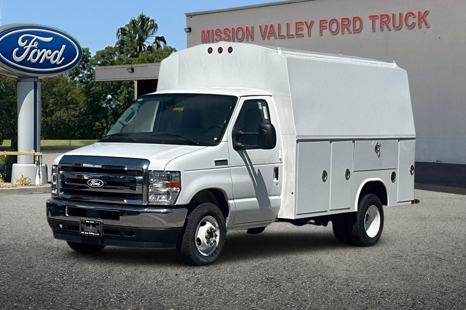2026 Ford E-350SD Base Cutaway Royal KUV HR