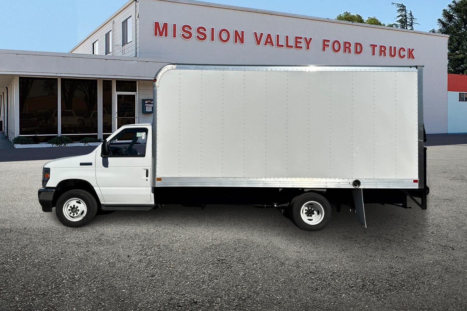 2026 Ford E-450SD Base 16' Marathon Box Truck