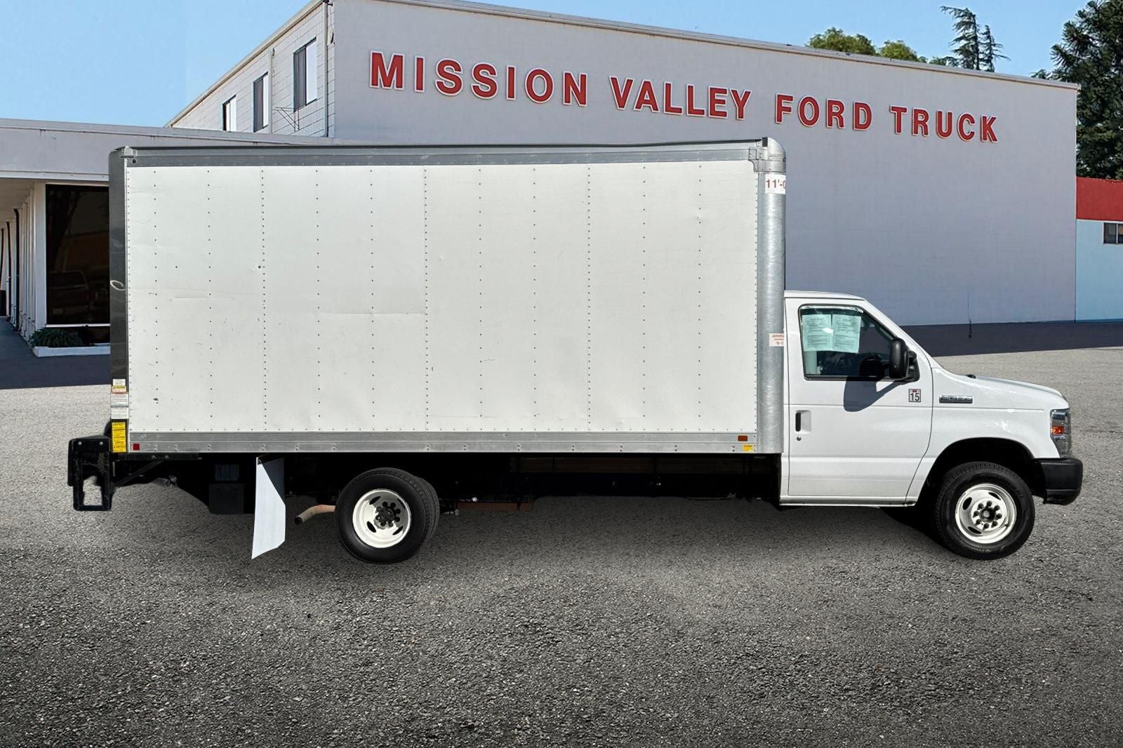 2019 Ford E-450SD Base 16' Box w/ Under Tuck Lift Gate