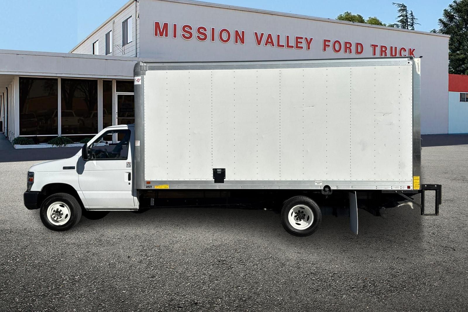 2019 Ford E-450SD Base 16' Box w/ Under Tuck Lift Gate